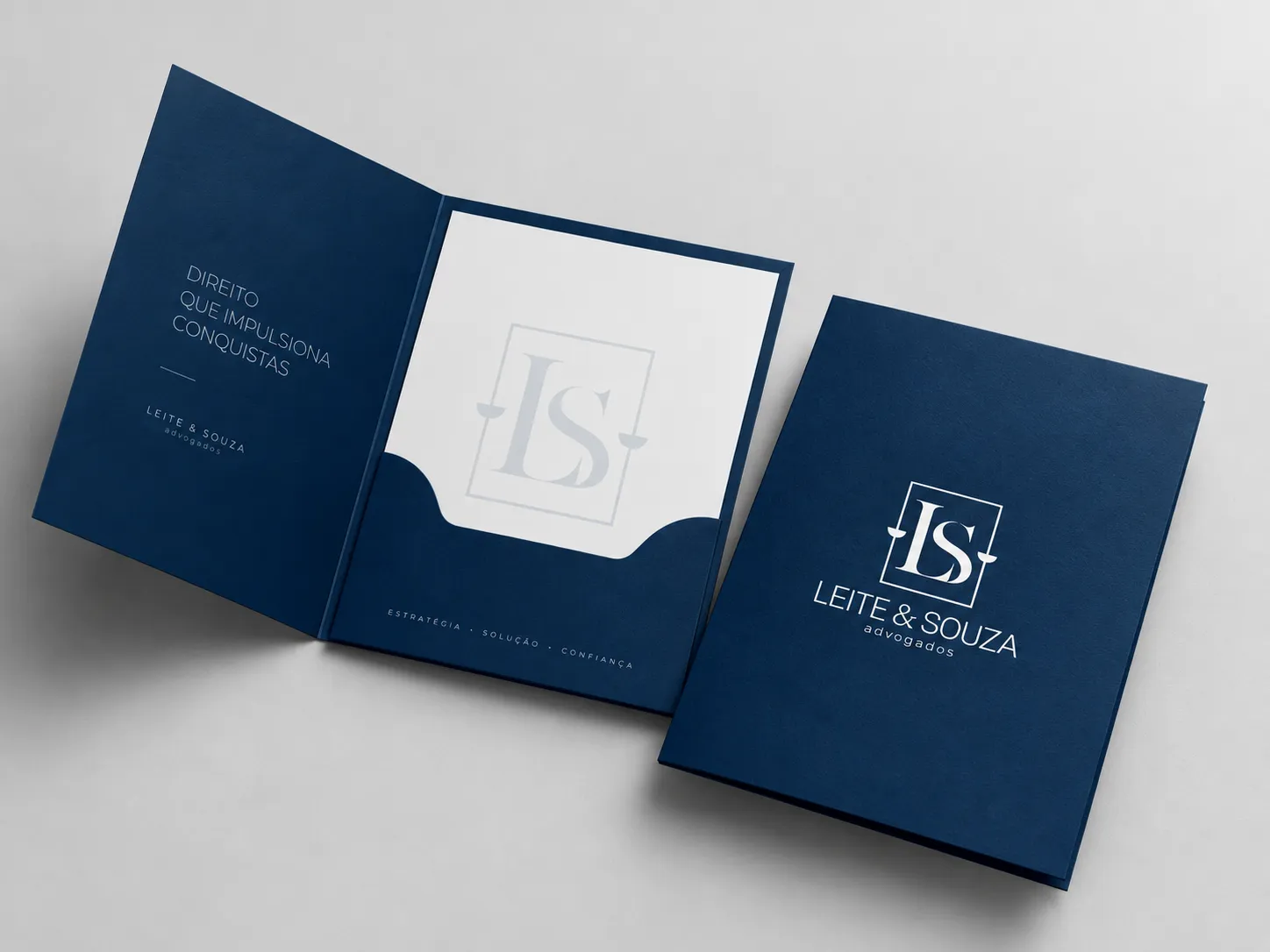Pasta para documentos com a identidade da Leite & Souza Advocacia