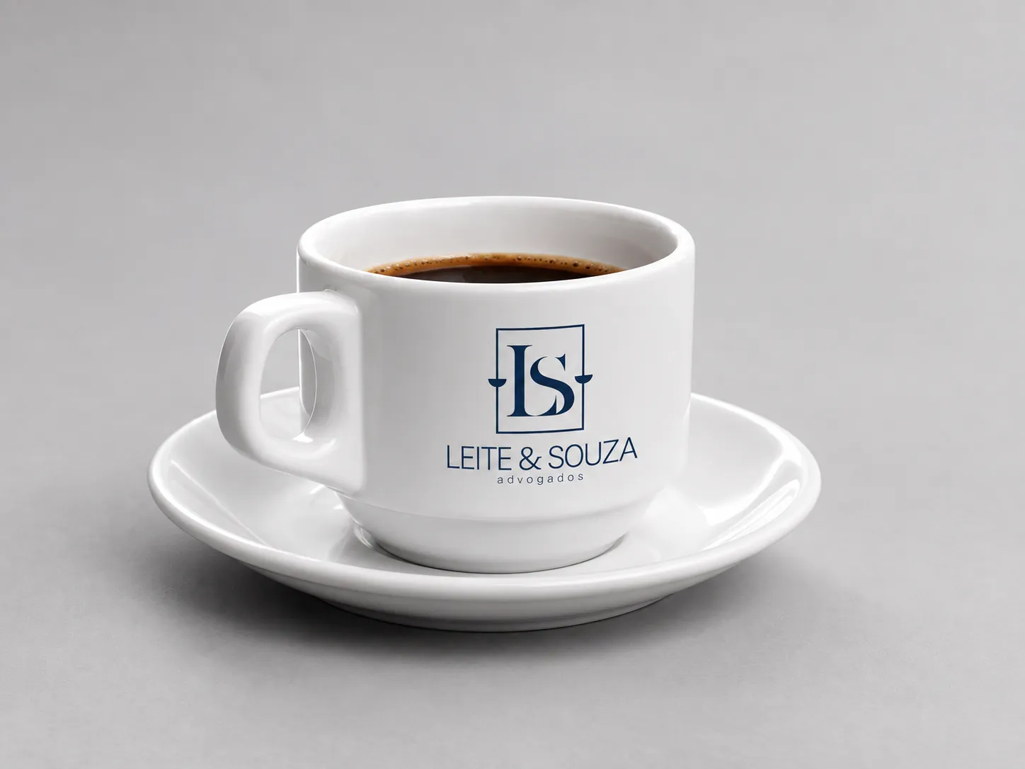 Xícara personalizada com a identidade da Leite & Souza Advocacia